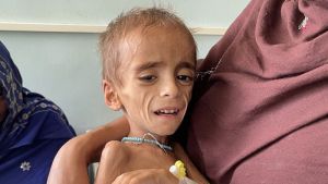Rogó que la mataran a ella y a su bebé en un hospital de Afganistán donde los niños mueren por desnutrición