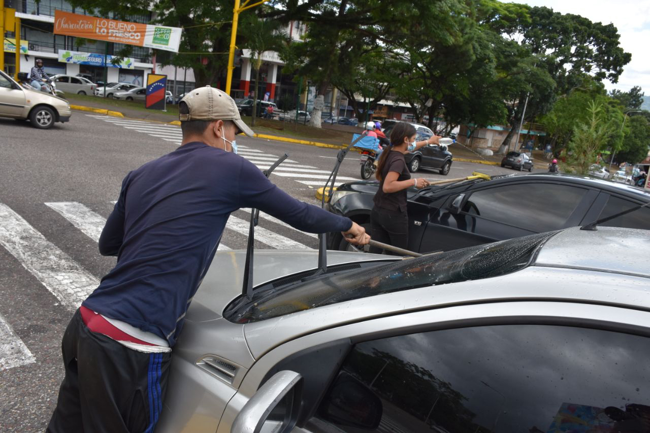 Marginados, sin acceso a un empleo formal, jóvenes y adultos venezolanos “buscan los reales” en los semáforos
