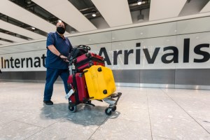 Reino Unido levantó la prohibición de viajar desde África por el ómicron