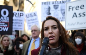 Esposa de Julian Assange tras aprobación de extradición a EEUU: Vamos a luchar hasta el final