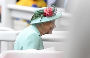 La reina Isabel II reconoce que le cuesta “moverse”