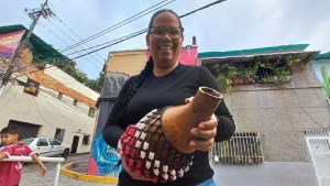 Shekere, el instrumento africano hecho con una calabaza que causa furor en un barrio de Caracas