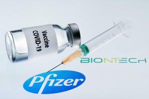 Según estudio con dos dosis de la vacuna contra el Covid-19 de Pfizer pueden proteger un 70 % más ante la variante ómicron