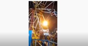 Infierno en un parque de diversiones argentino: padre e hijo cayeron al vacío al desprenderse una “silla voladora” (VIDEO)