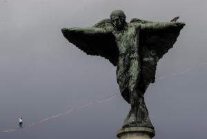 Acróbata francés “vuela” entre dos cerros de Río de Janeiro a 80 metros de altura (Fotos)