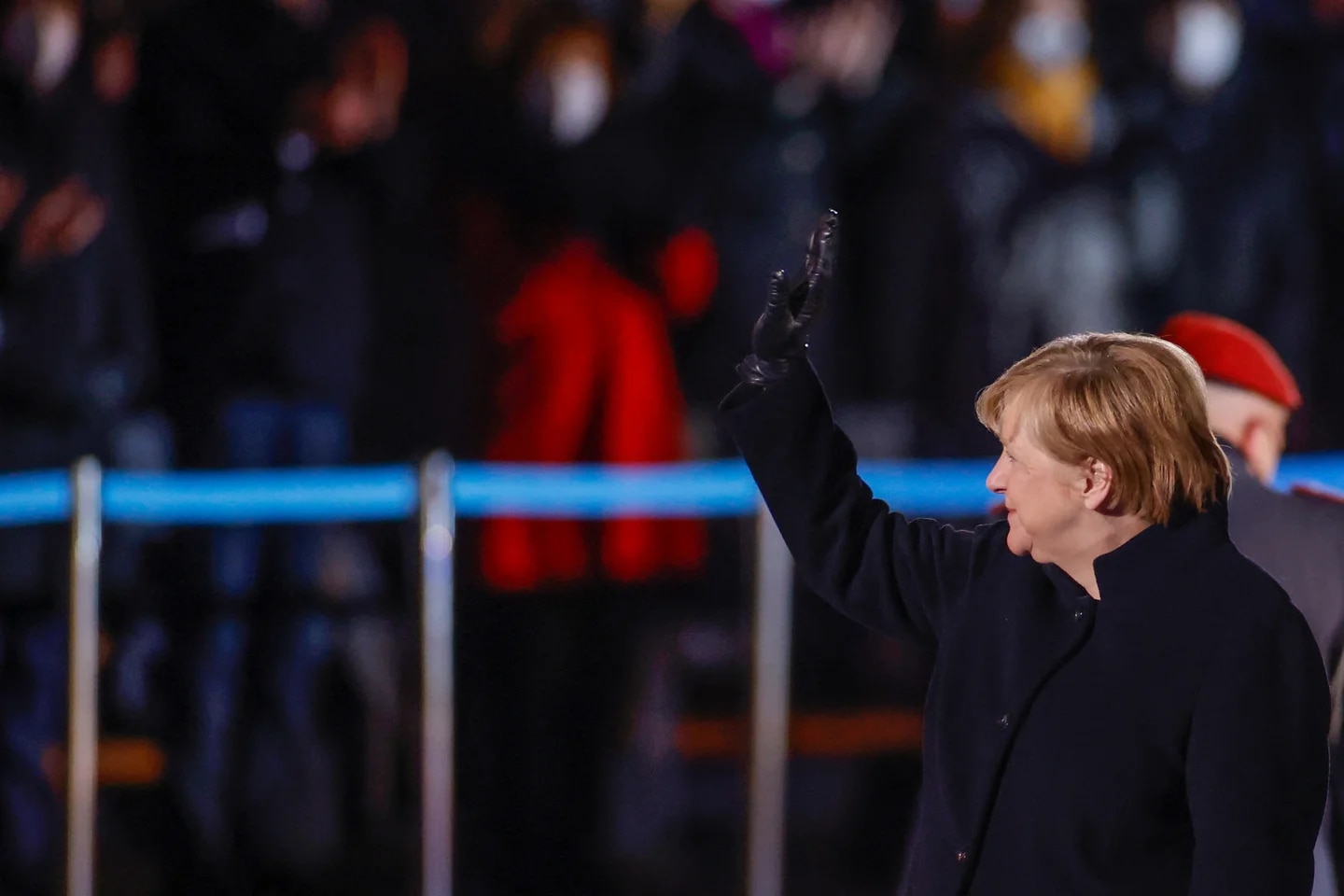 La fastuosa despedida militar que emocionó a Angela Merkel: rosas rojas, antorchas y música punk