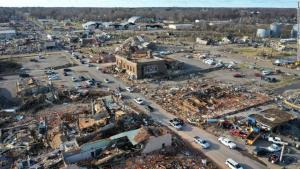 “Todo el pueblo ha desaparecido”: Sobrevivientes describen el horror tras el paso de tornados en EEUU