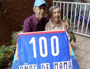 El “Señor del Papagayo” celebró los 100 años de su madre (FOTO)