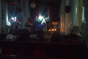 Con la luz de las velas y los celulares, así celebraron la misa de aguinaldo en Mérida este #17Dic (VIDEO)