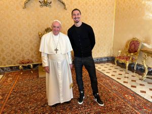 El papa Francisco recibió al futbolista Zlatan Ibrahimovic en el Vaticano
