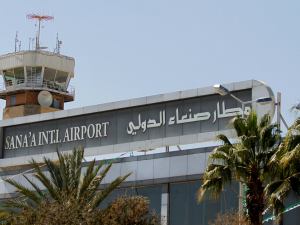 Coalición árabe bombardeó el aeropuerto de la capital de Yemen