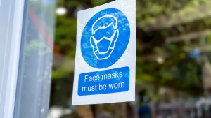 Nueva York impuso el uso de mascarillas en espacios de interior ante la amenaza de ómicron