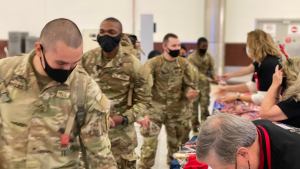 Miles de soldados regresan a casa en EEUU para las festividades