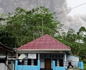 Al menos un muerto y 41 heridos en Indonesia tras la erupción del volcán Semeru