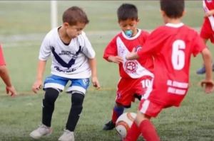 La historia del niño de seis años que se hizo VIRAL por jugar fútbol con chupón