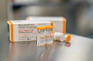 CEO de Pfizer advirtió que la variante ómicron podría requerir una cuarta dosis de la vacuna