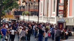 Sin control, ni distanciamiento: sede del Saime en el centro de Caracas está repleta de personas (Video)