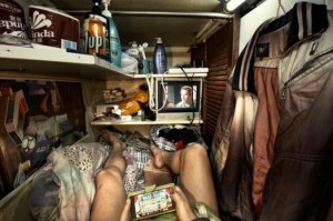 Así es la vivienda-ataúd que habitan más de 200 mil personas en Hong Kong por 225 dólares al mes (Fotos)