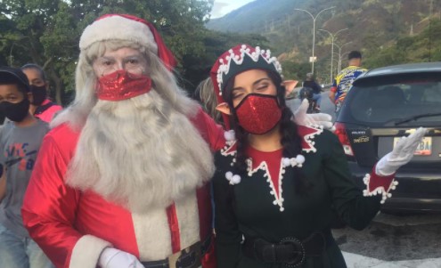 Santa Claus da la bienvenida a la Navidad en la Cota Mil este #1Dic con su tapaboca rojo incluido (Fotos)