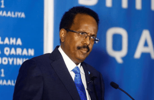 Presidente de Somalia suspende a primer ministro en medio de conflicto electoral