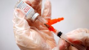 Un hombre es denunciado por intentar vacunarse con un brazo de silicona en Italia