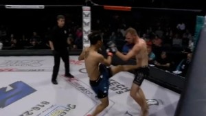 El nocaut más insólito en las MMA: Vomitó tras una patada y el árbitro lo declaró perdedor (VIDEO)
