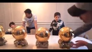 La emotiva reacción de Thiago, el hijo de Messi, al saber que su papá ganó el séptimo balón de oro (VIDEO)