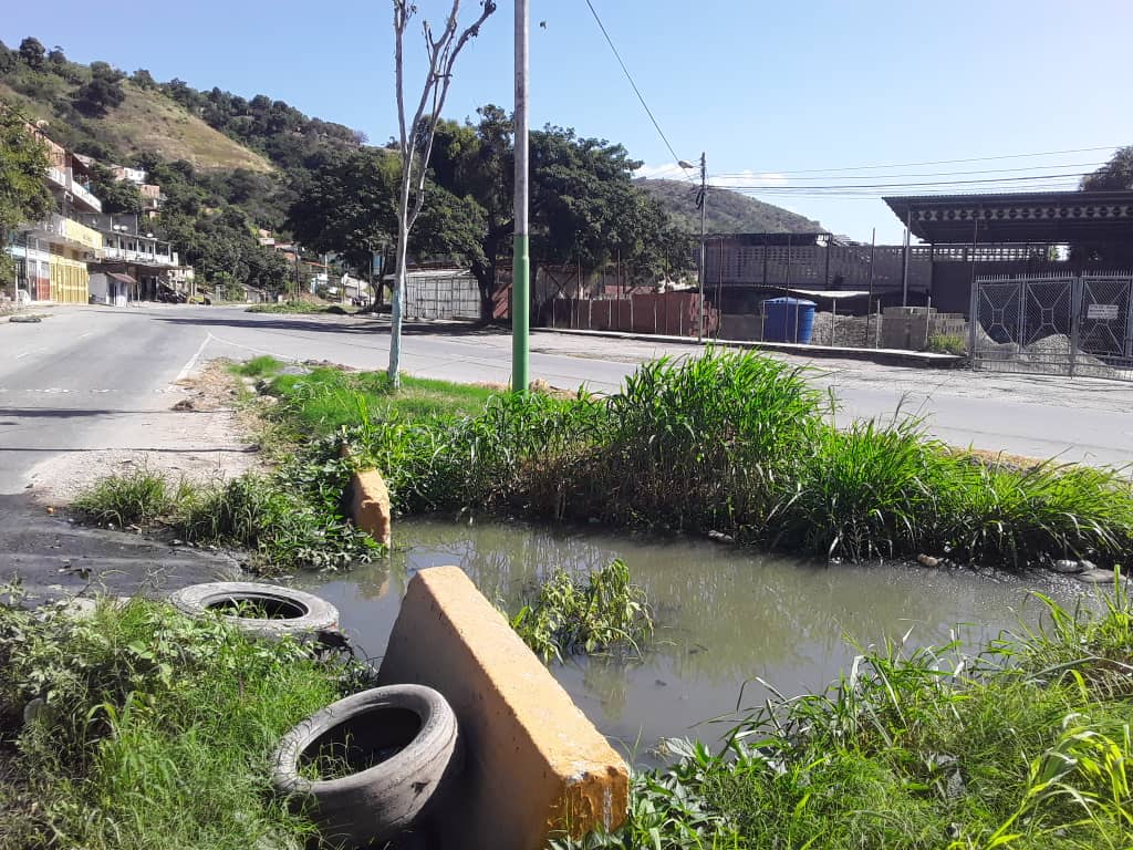 La odisea de entrar o salir de San Mateo: aguas negras se tragan la carretera de la población aragüeña