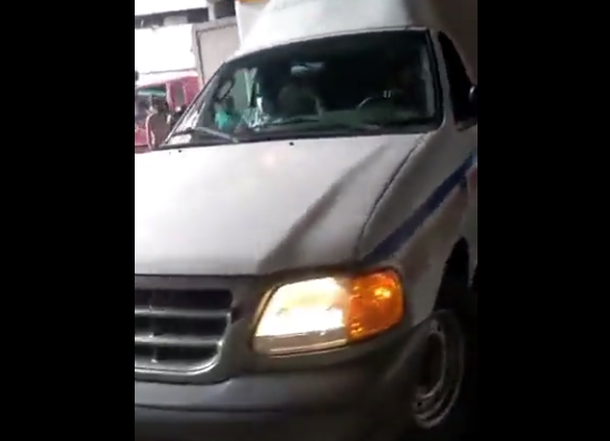 Video: Ambulancia en sentido contrario arrolló a mujer en Puente Llaguno y se la llevó herida