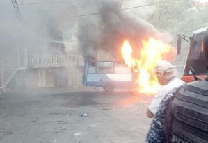 Al menos un herido tras incendiarse un autobús en El Junquito #7Dic (FOTOS)