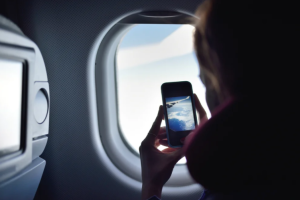 Por qué debes alertar a la tripulación si se cae tu celular bajo el asiento de un avión