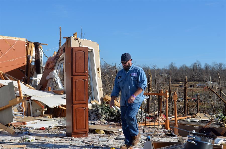 “Esto antes era un sitio bonito, ya no”: el relato de Jerry Hill, quien perdió su casa por el tornado en Kentucky