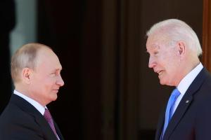 Biden a Putin: EEUU responderá firmemente a cualquier invasión de Ucrania