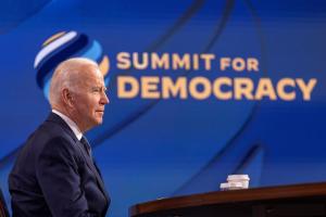 Biden y la democracia: un discurso crítico en tiempos de controversia y dictaduras