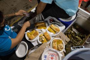 La hallaca, el sabor de la Navidad venezolana para quienes viven en la calle