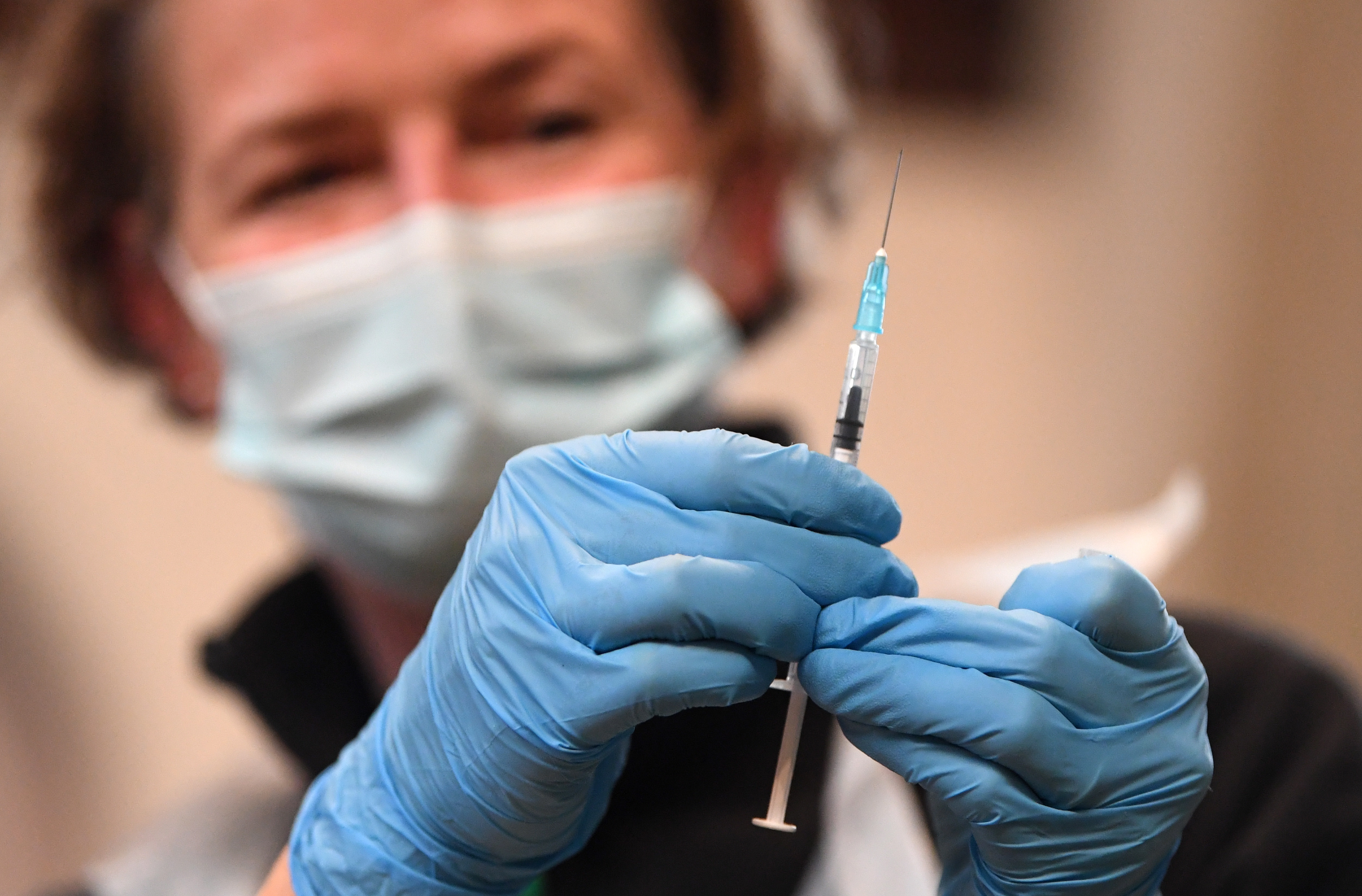 Las vacunas inducen menos anticuerpos neutralizantes contra la ómicron