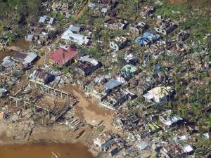 Al menos 31 muertos y más de 300 mil desplazados por el tifón en Filipinas