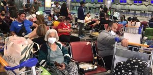 Venezolanos siguen varados en Ezeiza: otra vez les cancelaron el vuelo