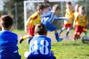 Un niño de siete años murió luego de desplomarse mientras jugaba al fútbol