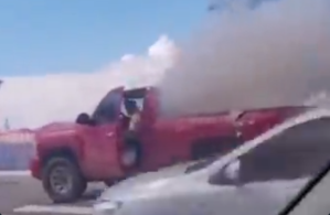 ¡Sin precaución! Fuegos artificiales explotaron dentro de un vehículo en San Cristóbal (Video)