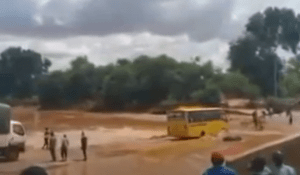 Al menos 23 muertos tras hundirse un autobús en río de Kenia (Video)