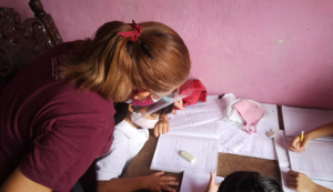 Escuela en casa: Maestra venezolana convierte su sala en aula para frenar el rezago escolar