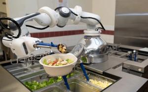 Instalan un brazo robótico en una cafetería de una base militar de EEUU capaz de asar bistecs y preparar ensaladas en 15 minutos