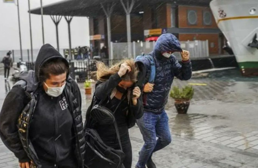 En Imágenes: Temporal de viento en Estambul se cobró la vida de al menos cinco personas