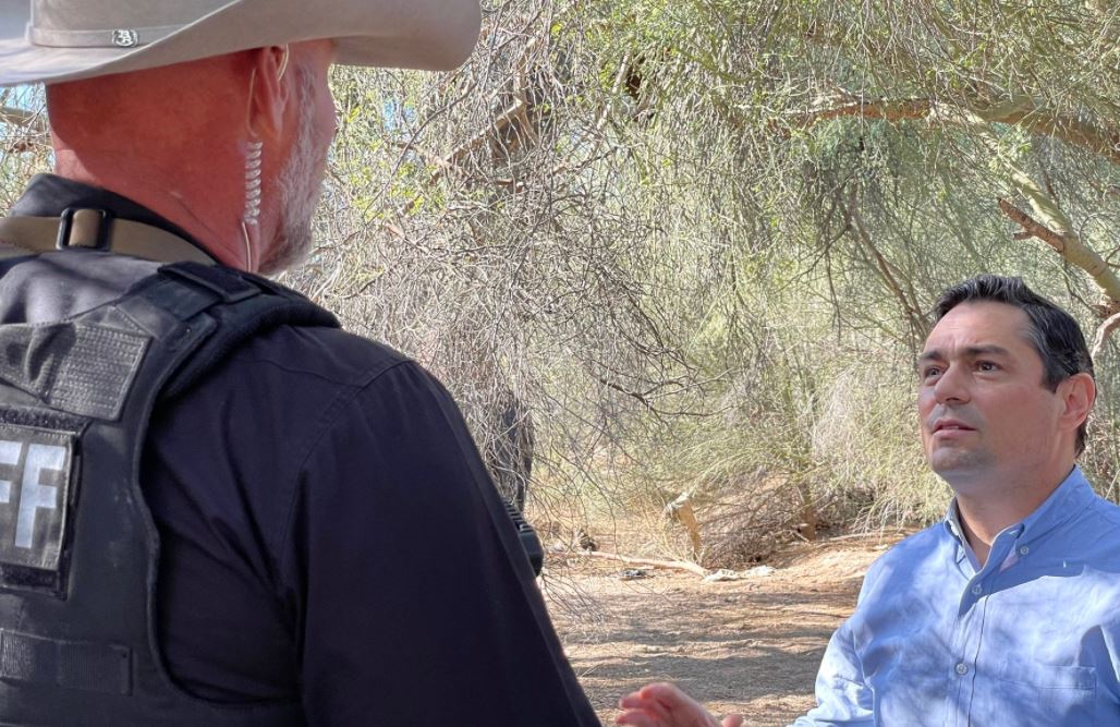 Vecchio agradeció a Sheriff de Arizona por rescate de familia venezolana en el desierto (Video)
