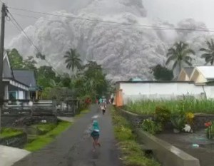 Varias poblaciones de Indonesia fueron cubiertas por ceniza tras erupción del volcán Semeru