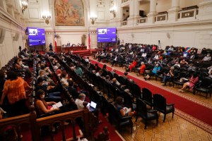 Convención Constitucional de Chile suspendió sesión para cambiar la presidencia