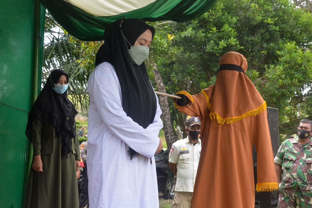 La inaudita sentencia de la Ley Islámica contra una mujer acusada de adulterio en Indonesia