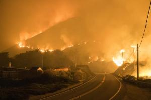 Gran incendio forestal en California provocó cierre de autopista y obligó a evacuaciones