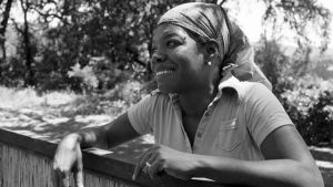 Quién fue Maya Angelou, la primera afroamericana que aparece en una moneda en EEUU